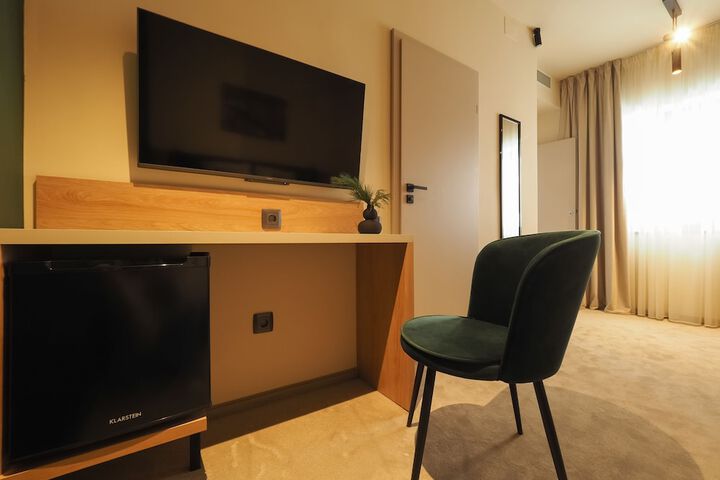 Room 27 of 74