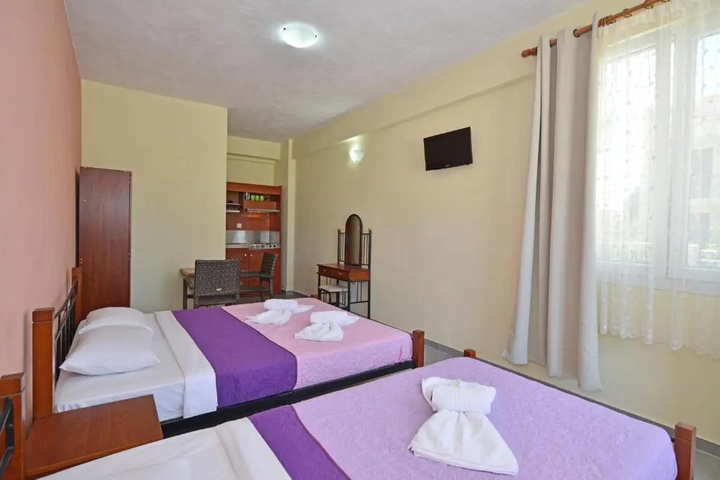 Room 4 of 9