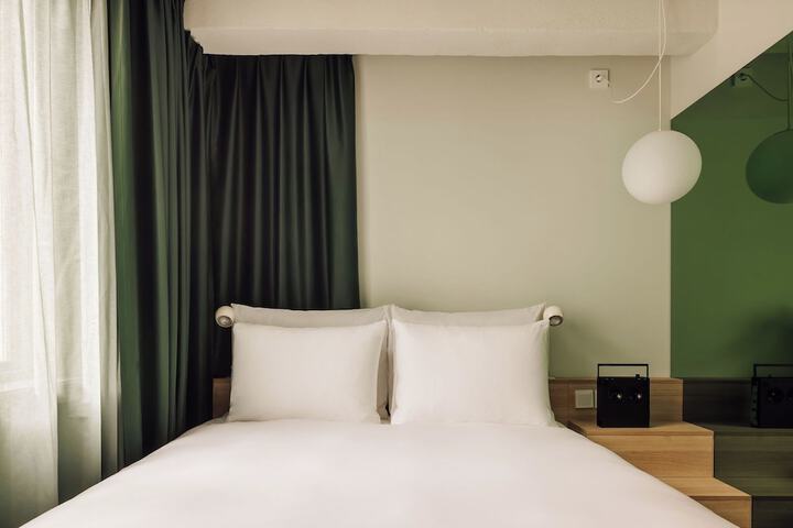Room 34 of 232