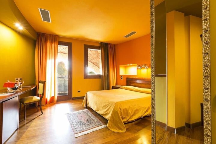 Room 3 of 68
