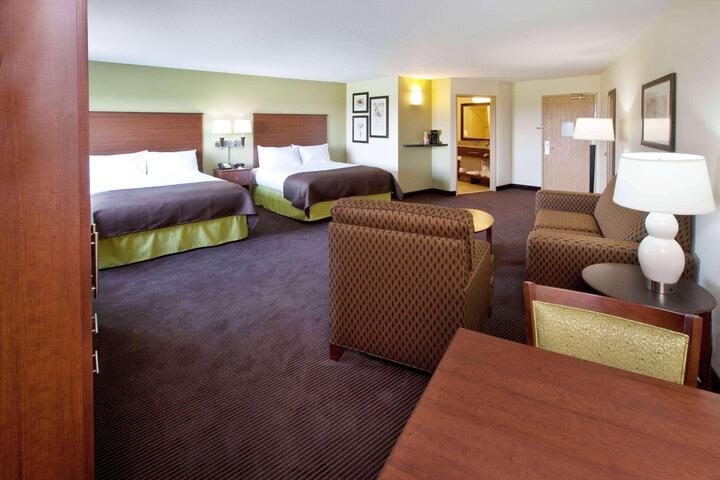 2 Queen Beds (10 of 10)