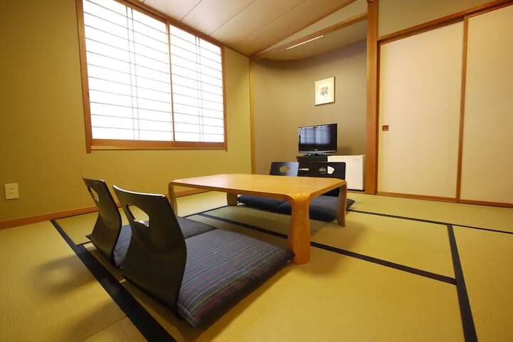 Room 5 of 28
