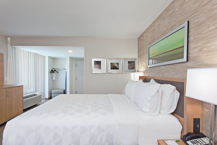 Room 6 of 28