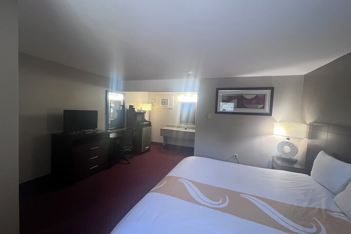 1 King Bed (2 of 33)