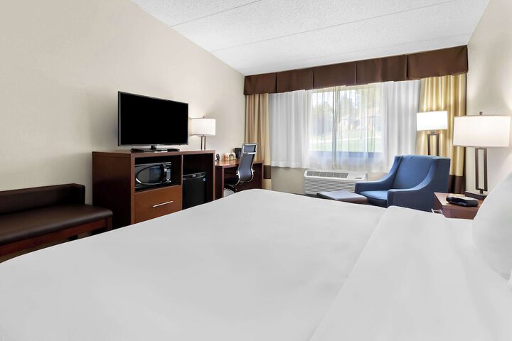 1 King Bed (3 of 11)