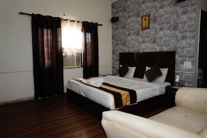 Room 4 of 9