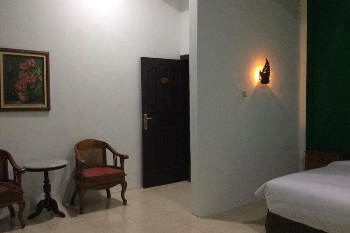 Room 6 of 10