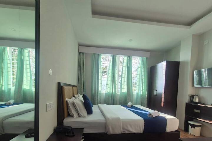 Room 4 of 8