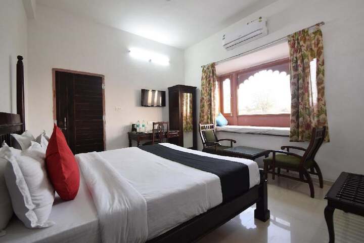 Room 8 of 90