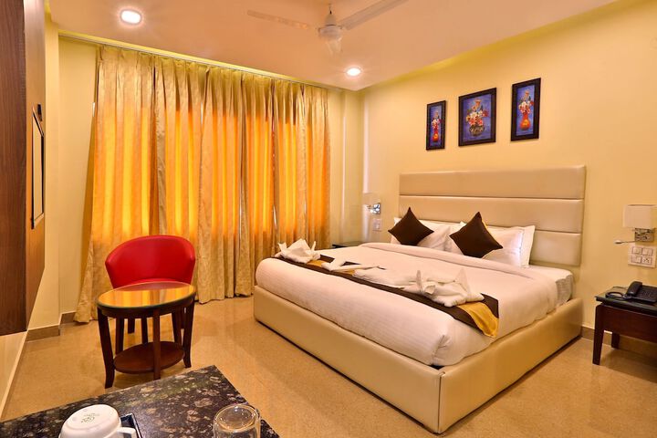 Room 4 of 9