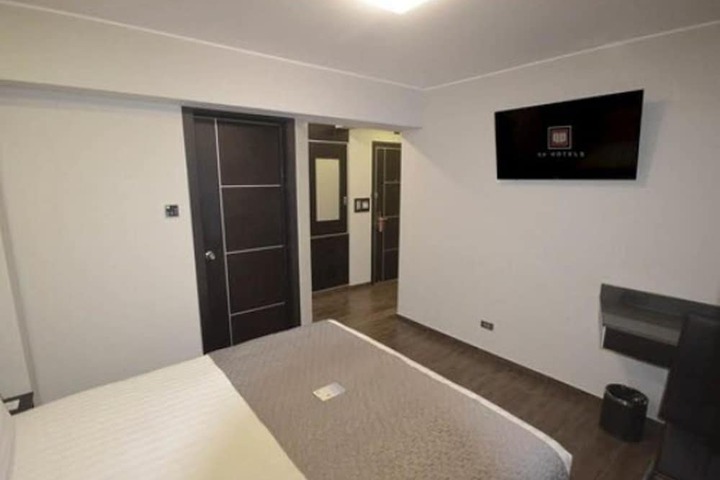 Room 13 of 32