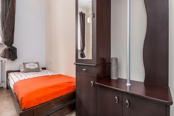 Room 12 of 76