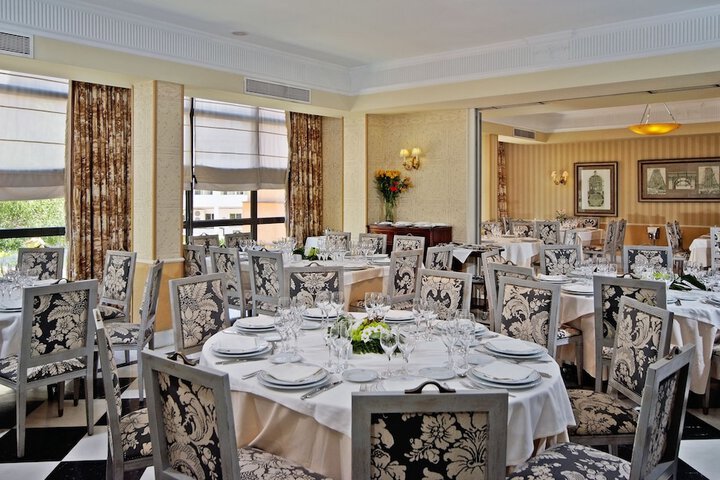 Ballroom/Hall 18 of 25