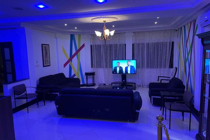 Lounge 2 of 23