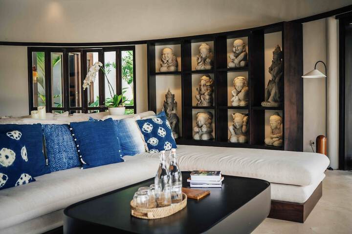 Lounge 118 of 167