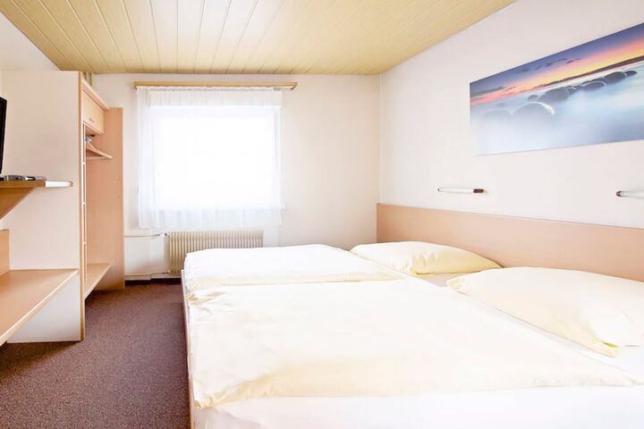 Room 10 of 43
