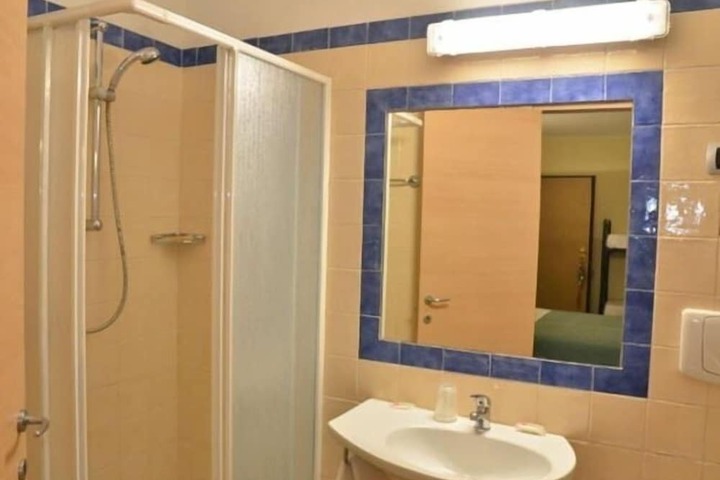 Room 10 of 15