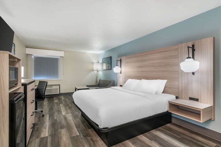 1 King Bed (8 of 12)