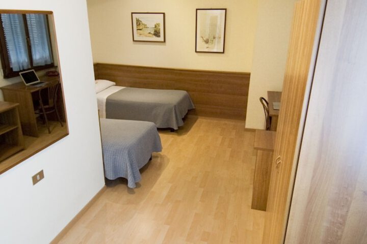 Room 11 of 18