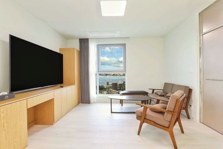 Room 42 of 76