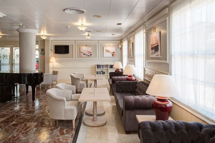 Lounge 47 of 67