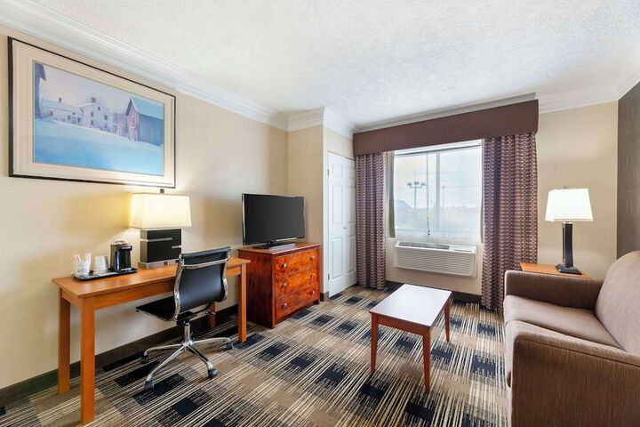 1 King Bed Table and Chairs Refrigerator, Continental Breakfast (3 of 14)