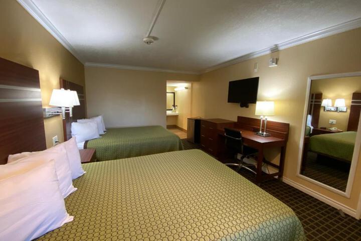 2 Queen Beds (8 of 18)