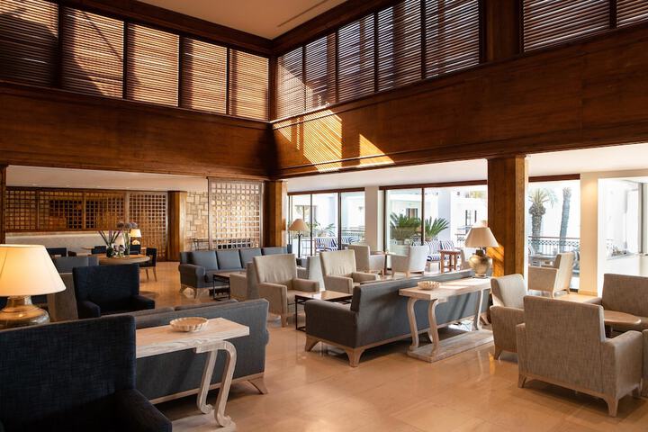 Lobby lounge