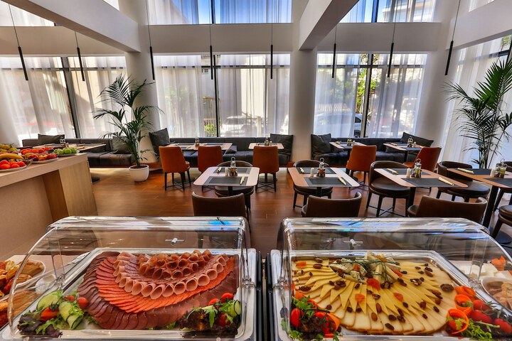 Dining 69 of 78