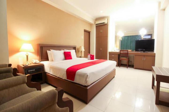 RedDoorz Premium at Slamet Riyadi 2