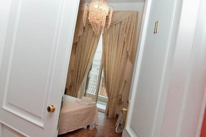 Room 4 of 17