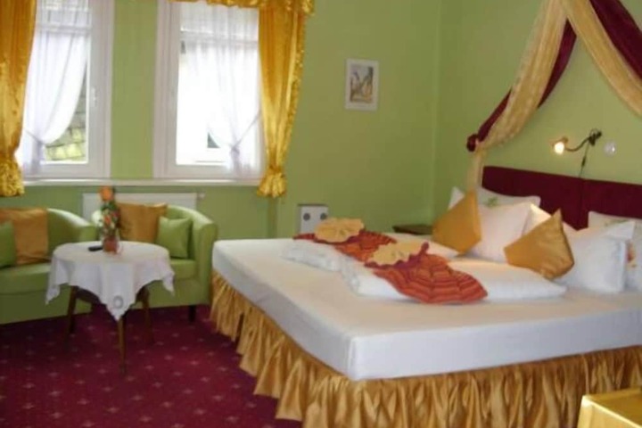 Room 2 of 28