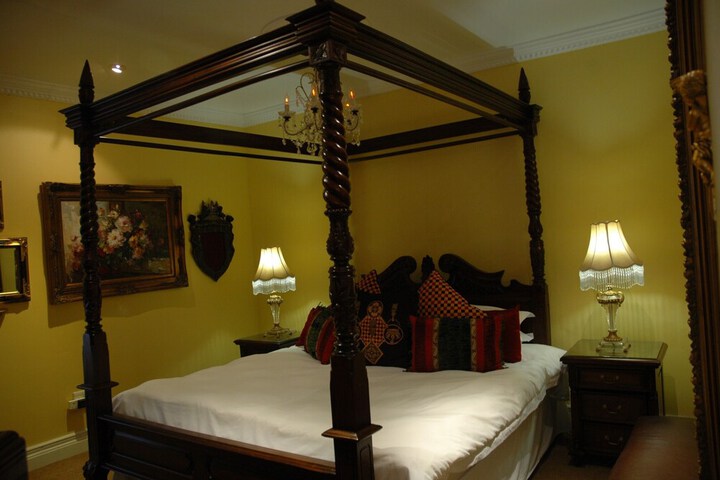 Room 8 of 18