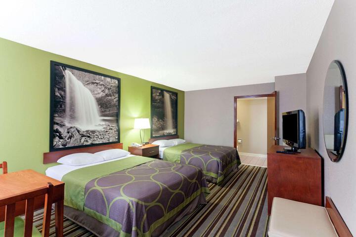 2 Queen Beds (2 of 5)