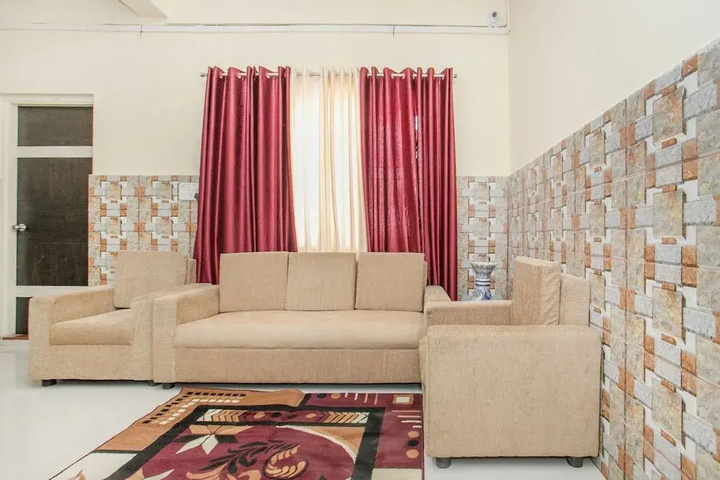 Room 4 of 9