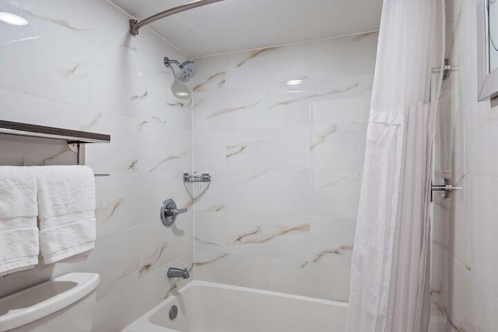 1 King Bed Microwave and Refrigerator Flat Screen Television High Speed Internet Accessible Coffee Maker Full Breakfast (3 of 13)