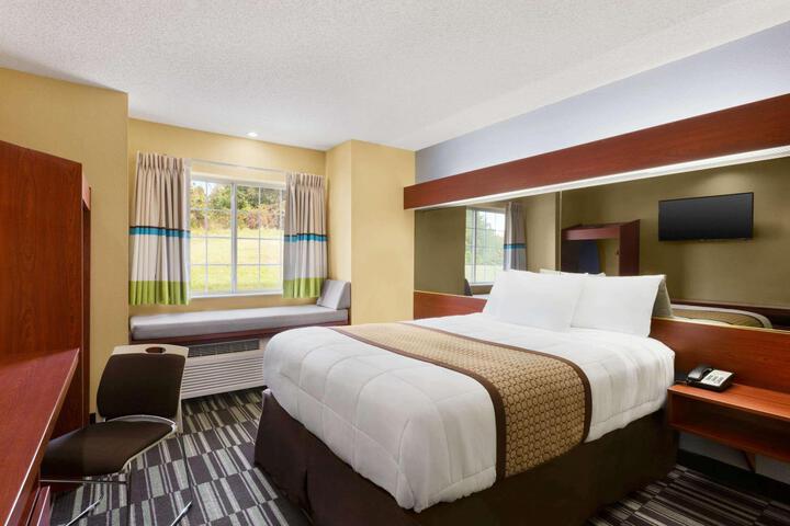 1 Queen Bed (13 of 25)
