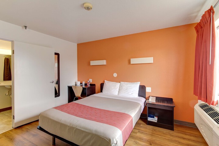 1 Queen Bed (6 of 6)