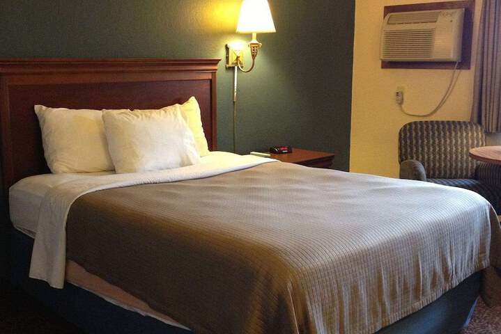 1 Queen Bed (4 of 9)