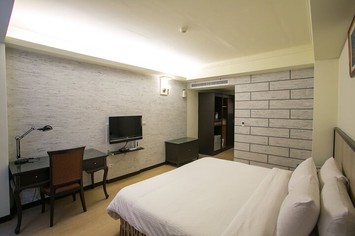Room 4 of 24