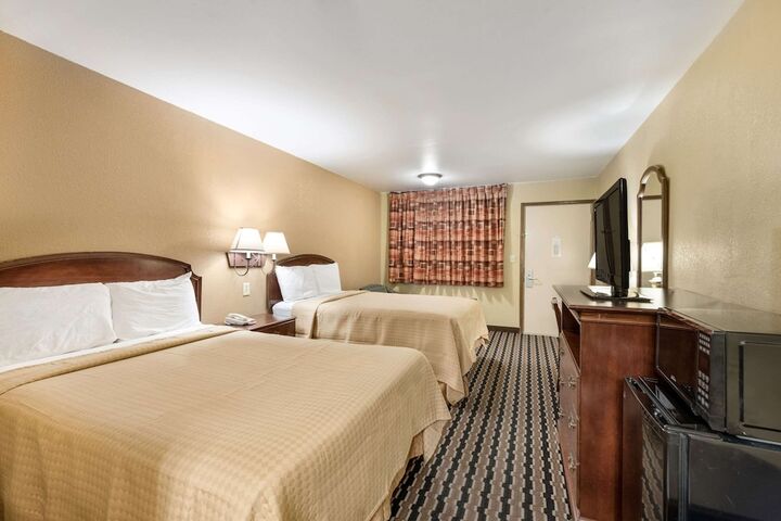 2 Double Beds (2 of 15)