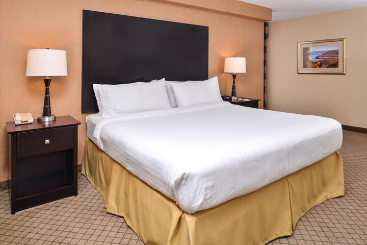 2 Queen Beds (13 of 15)