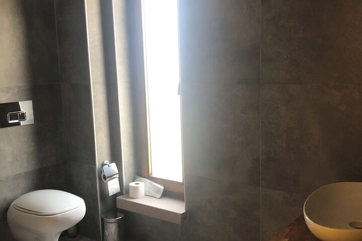 Room 4 of 63