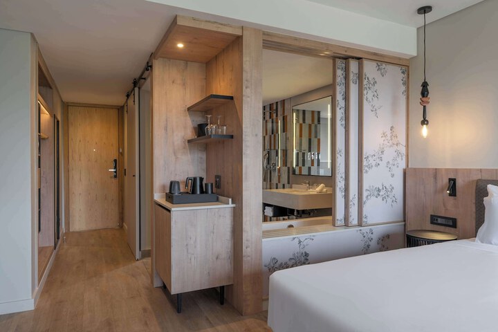 Room 32 of 173