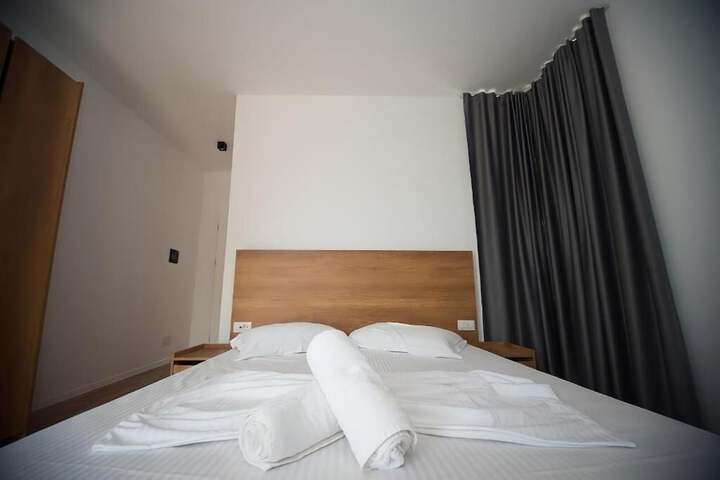 Room 8 of 34