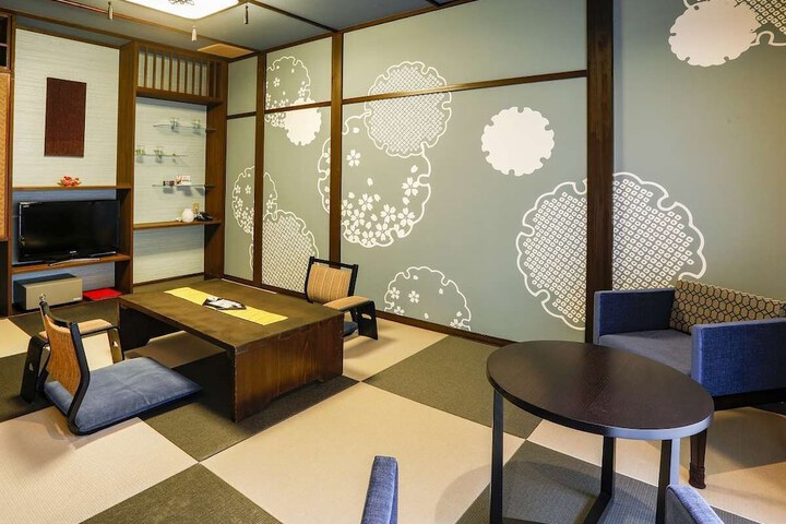 Room 3 of 108