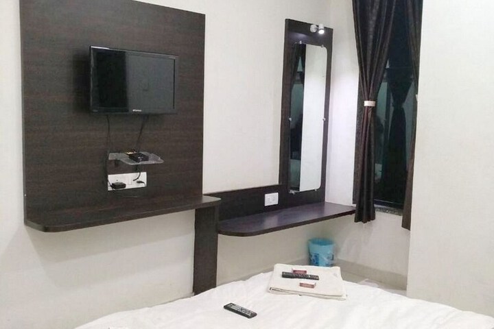 Room 11 of 14