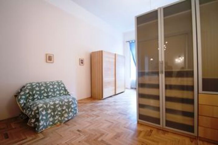 Room 8 of 18