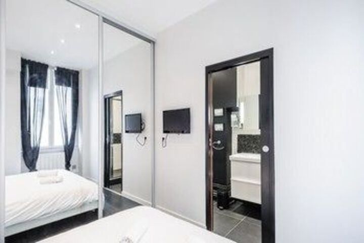 Room 4 of 18