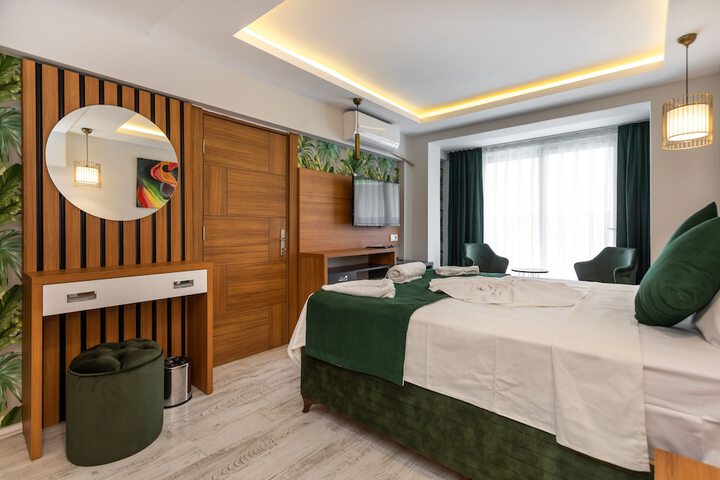 Room 4 of 102